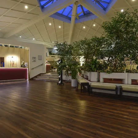מלון Atrium Amadeus 4*